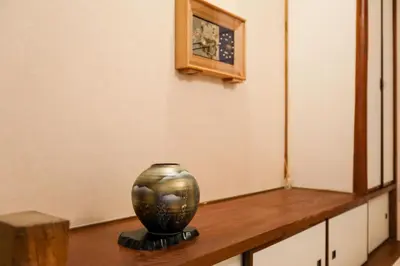 a vase sitting on top of a wooden table at 5 minutes on foot from tokyo Asakusa Station!A beautiful house that has been fully renovated in 2024 for one group per day\u6771\u4eac\u96f7\u9580\u304b\u3089\u5f92\u6b694\u52061\u65e51\u7d44\u9650\u5b9a\u8cb8\u52072024\u5e74\u5168\u9762\u30ea\u30d5\u30a9\u30fc\u30e0\u6e08\u307f\u306e\u7dba\u9e97\u306a\u4e00\u8ed2\u5bb6 in Tokyo