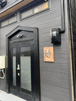 a metal garage door with a sign on it at 5 minutes on foot from tokyo Asakusa Station!A beautiful house that has been fully renovated in 2024 for one group per day\u6771\u4eac\u96f7\u9580\u304b\u3089\u5f92\u6b694\u52061\u65e51\u7d44\u9650\u5b9a\u8cb8\u52072024\u5e74\u5168\u9762\u30ea\u30d5\u30a9\u30fc\u30e0\u6e08\u307f\u306e\u7dba\u9e97\u306a\u4e00\u8ed2\u5bb6 in Tokyo