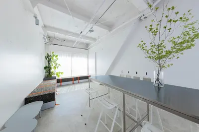 a large white room with a table and chairs at \u3077\u3075\u304b\u30bf\u30de\u30ce\u30a4-Pufuka Tamanoi in Tokyo