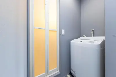 a bathroom with a washing machine and a window at \u3077\u3075\u304b\u30bf\u30de\u30ce\u30a4-Pufuka Tamanoi in Tokyo