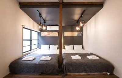 a bedroom with two twin beds in a room at The Villa Ebisu BLUE\u60e0\u6bd4\u5bff\u99c5\u5f92\u6b658\u5206 \u9759\u304b\u306a\u4f4f\u5b85\u5730 in Tokyo