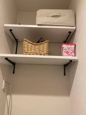 a shelf in a closet with a basket on it at \u798f\u5c4b\u4e00\u756a\u9928 in Tokyo
