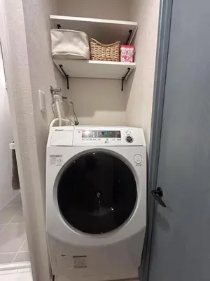 a washer and dryer in a small room at \u798f\u5c4b\u4e00\u756a\u9928 in Tokyo