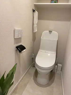 a bathroom with a white toilet in a room at \u798f\u5c4b\u4e00\u756a\u9928 in Tokyo