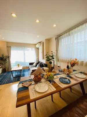 a living room with a table with fruit on it at \u6e0b\u8c375\u5206 \u65b0\u5bbf15\u5206 \u4e09\u8ed2\u8336\u5c4b\u99c5\u5f92\u6b694\u5206 8\u540d\u5bbf\u6cca\u53ef \u4e00\u68df\u8cb8\u5207 24\u6642\u9593\u30b9\u30fc\u30d1\u30fc\u5f92\u6b693\u5206 in Tokyo