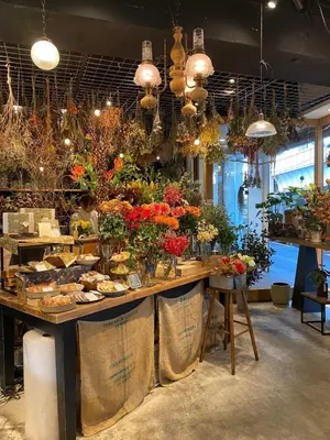 a flower shop with a large table filled with flowers at \u6e0b\u8c375\u5206 \u65b0\u5bbf15\u5206 \u4e09\u8ed2\u8336\u5c4b\u99c5\u5f92\u6b694\u5206 8\u540d\u5bbf\u6cca\u53ef \u4e00\u68df\u8cb8\u5207 24\u6642\u9593\u30b9\u30fc\u30d1\u30fc\u5f92\u6b693\u5206 in Tokyo