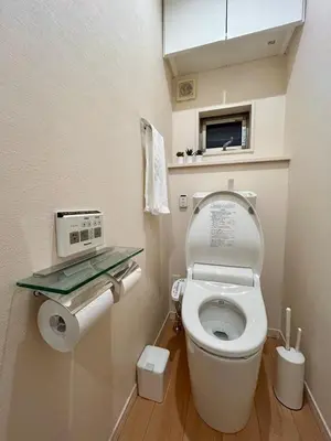 a small bathroom with a toilet with a glass shelf at \u6e0b\u8c375\u5206 \u65b0\u5bbf15\u5206 \u4e09\u8ed2\u8336\u5c4b\u99c5\u5f92\u6b694\u5206 8\u540d\u5bbf\u6cca\u53ef \u4e00\u68df\u8cb8\u5207 24\u6642\u9593\u30b9\u30fc\u30d1\u30fc\u5f92\u6b693\u5206 in Tokyo