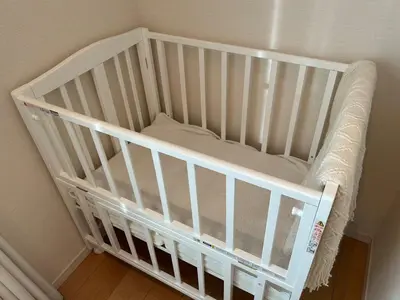a white crib with a pillow in a room at \u6e0b\u8c375\u5206 \u65b0\u5bbf15\u5206 \u4e09\u8ed2\u8336\u5c4b\u99c5\u5f92\u6b694\u5206 8\u540d\u5bbf\u6cca\u53ef \u4e00\u68df\u8cb8\u5207 24\u6642\u9593\u30b9\u30fc\u30d1\u30fc\u5f92\u6b693\u5206 in Tokyo