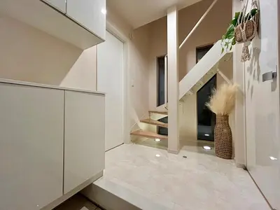 a kitchen with white cabinets and a fireplace at \u6e0b\u8c375\u5206 \u65b0\u5bbf15\u5206 \u4e09\u8ed2\u8336\u5c4b\u99c5\u5f92\u6b694\u5206 8\u540d\u5bbf\u6cca\u53ef \u4e00\u68df\u8cb8\u5207 24\u6642\u9593\u30b9\u30fc\u30d1\u30fc\u5f92\u6b693\u5206 in Tokyo