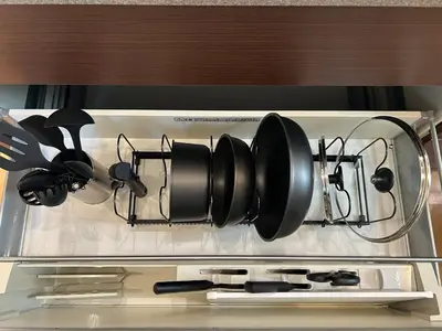 a bunch of pots and pans on top of a stove at \u6e0b\u8c375\u5206 \u65b0\u5bbf15\u5206 \u4e09\u8ed2\u8336\u5c4b\u99c5\u5f92\u6b694\u5206 8\u540d\u5bbf\u6cca\u53ef \u4e00\u68df\u8cb8\u5207 24\u6642\u9593\u30b9\u30fc\u30d1\u30fc\u5f92\u6b693\u5206 in Tokyo