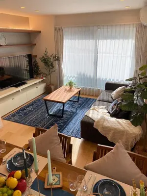 a living room with a couch and a table at \u6e0b\u8c375\u5206 \u65b0\u5bbf15\u5206 \u4e09\u8ed2\u8336\u5c4b\u99c5\u5f92\u6b694\u5206 8\u540d\u5bbf\u6cca\u53ef \u4e00\u68df\u8cb8\u5207 24\u6642\u9593\u30b9\u30fc\u30d1\u30fc\u5f92\u6b693\u5206 in Tokyo