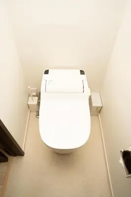 a bathroom with a white toilet in a room at \u6075\u6bd4\u5bff\u99c5\u5f92\u6b695\u5206 4ldk \u8cb8\u5207\u4e00\u8ed2\u5bb6 \u30a8\u30ec\u30d9\u30fc\u30bf\u30fc\u3042\u308a in Tokyo