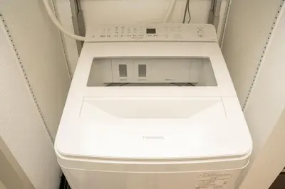 a washer and dryer in a small refrigerator at \u6075\u6bd4\u5bff\u99c5\u5f92\u6b695\u5206 4ldk \u8cb8\u5207\u4e00\u8ed2\u5bb6 \u30a8\u30ec\u30d9\u30fc\u30bf\u30fc\u3042\u308a in Tokyo