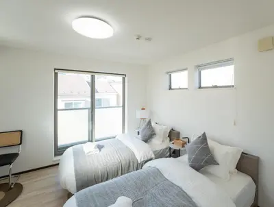 two beds in a white room with windows at \u6075\u6bd4\u5bff\u99c5\u5f92\u6b695\u5206 4ldk \u8cb8\u5207\u4e00\u8ed2\u5bb6 \u30a8\u30ec\u30d9\u30fc\u30bf\u30fc\u3042\u308a in Tokyo