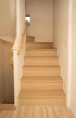 a staircase in a home with wooden floors at \u6075\u6bd4\u5bff\u99c5\u5f92\u6b695\u5206 4ldk \u8cb8\u5207\u4e00\u8ed2\u5bb6 \u30a8\u30ec\u30d9\u30fc\u30bf\u30fc\u3042\u308a in Tokyo
