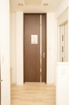 a wooden door in a room with a wooden floor at \u6075\u6bd4\u5bff\u99c5\u5f92\u6b695\u5206 4ldk \u8cb8\u5207\u4e00\u8ed2\u5bb6 \u30a8\u30ec\u30d9\u30fc\u30bf\u30fc\u3042\u308a in Tokyo