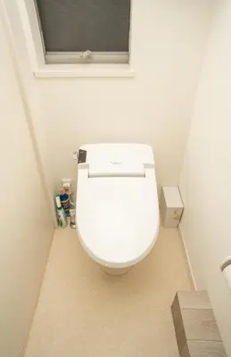a white toilet in a bathroom with a window at \u6075\u6bd4\u5bff\u99c5\u5f92\u6b695\u5206 4ldk \u8cb8\u5207\u4e00\u8ed2\u5bb6 \u30a8\u30ec\u30d9\u30fc\u30bf\u30fc\u3042\u308a in Tokyo