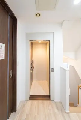 an empty hallway with a door and a staircase at \u6075\u6bd4\u5bff\u99c5\u5f92\u6b695\u5206 4ldk \u8cb8\u5207\u4e00\u8ed2\u5bb6 \u30a8\u30ec\u30d9\u30fc\u30bf\u30fc\u3042\u308a in Tokyo