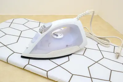 a white iron sitting on top of a counter at Cozy 2-Floor Retreat near Ikebukuro - Easy Access to Central Tokyo - \u30a2\u30ad\u30b5\u30dd\u30b9\u30c6\u30a4\u672c\u84ee\u6cbc in Tokyo