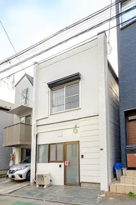 a white house with a car parked in front of it at Cozy 2-Floor Retreat near Ikebukuro - Easy Access to Central Tokyo - \u30a2\u30ad\u30b5\u30dd\u30b9\u30c6\u30a4\u672c\u84ee\u6cbc in Tokyo