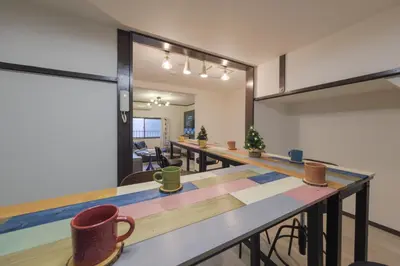 a row of tables in a room with mugs on them at \u30b5\u30f3\u30e9\u30a4\u30ba\u7530\u7aef\u65b0\u753a\u30cf\u30a6\u30b9 in Tokyo