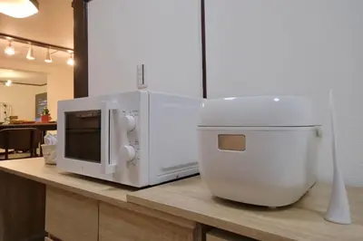 a microwave oven sitting on top of a counter at \u30b5\u30f3\u30e9\u30a4\u30ba\u7530\u7aef\u65b0\u753a\u30cf\u30a6\u30b9 in Tokyo