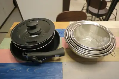 a plate and a strainer next to a strainer at \u30b5\u30f3\u30e9\u30a4\u30ba\u7530\u7aef\u65b0\u753a\u30cf\u30a6\u30b9 in Tokyo