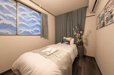 a small bedroom with a bed with a window at \u30b5\u30f3\u30e9\u30a4\u30ba\u7530\u7aef\u65b0\u753a\u30cf\u30a6\u30b9 in Tokyo