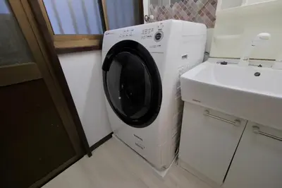 a washer and dryer in a kitchen with a sink at \u30b5\u30f3\u30e9\u30a4\u30ba\u7530\u7aef\u65b0\u753a\u30cf\u30a6\u30b9 in Tokyo