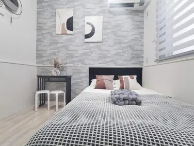a bedroom with a large bed and a fireplace at \u65b0\u5bbf\u4e2d\u5fc3\u5546\u5708-\u65b0\u5927\u4e45\u4fdd\u5f92\u6b654\u5206-\u65b0\u5bbf\u5f92\u6b6510\u5206-2Room-Max4P in Tokyo