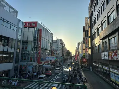 a busy city street with cars and people on the street at \u65b0\u5bbf\u4e2d\u5fc3\u5546\u5708-\u65b0\u5927\u4e45\u4fdd\u5f92\u6b654\u5206-\u65b0\u5bbf\u5f92\u6b6510\u5206-2Room-Max4P in Tokyo