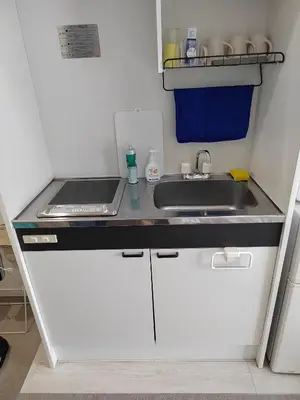 a small kitchen with a sink and a counter at \u6771\u4eac\u5929\u7a7a\u4e4b\u5bb6\u6c11\u5bbf201\u72ec\u7acb\u516c\u5bd3 \u72ec\u7acb\u536b\u6d74 in Tokyo