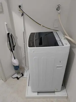 a microwave sitting on top of a machine in a room at \u6771\u4eac\u5929\u7a7a\u4e4b\u5bb6\u6c11\u5bbf201\u72ec\u7acb\u516c\u5bd3 \u72ec\u7acb\u536b\u6d74 in Tokyo