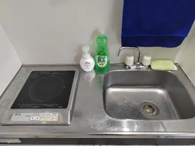a kitchen counter with a sink and a soap bottle at \u6771\u4eac\u5929\u7a7a\u4e4b\u5bb6\u6c11\u5bbf201\u72ec\u7acb\u516c\u5bd3 \u72ec\u7acb\u536b\u6d74 in Tokyo