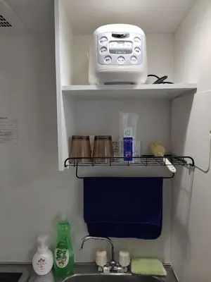 a toaster sitting on a shelf above a kitchen sink at \u6771\u4eac\u5929\u7a7a\u4e4b\u5bb6\u6c11\u5bbf201\u72ec\u7acb\u516c\u5bd3 \u72ec\u7acb\u536b\u6d74 in Tokyo