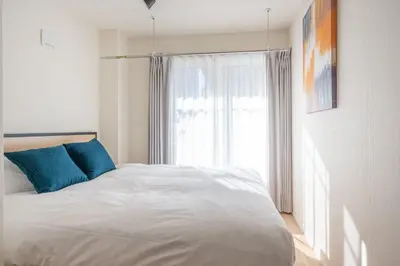 a bedroom with a white bed and a window at \u30d3\u30e5\u30fc\u30ceSumida in Tokyo