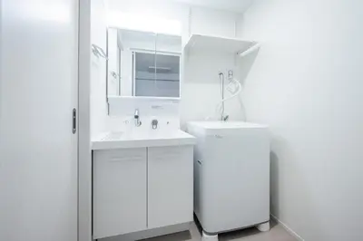 a white bathroom with a sink and a mirror at \u30d3\u30e5\u30fc\u30ceSumida in Tokyo