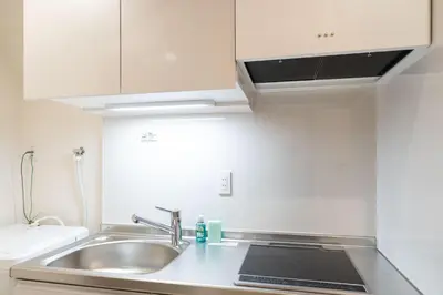 a kitchen with a sink and a counter top at \u30cf\u30a4\u30ea\u30fc\u30d5\u829d\u5927\u9580 in Tokyo