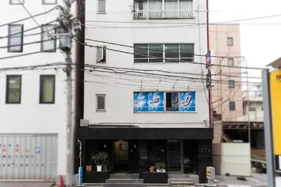 a building with a sign on the side of it at Tokyo Skytree\u96fb\u8eca3\u5206 \u79cb\u8449\u539f\u307e\u30677\u5206 \u6d45\u8349\u6a4b\u307e\u30674\u5206 \u30ad\u30c3\u30c1\u30f3\u5b8c\u5099 \u9326\u7cf8\u753a\u99c5 \u5bdd\u5ba4\u4e8c\u3064 202\u90e8\u5c4b in Tokyo
