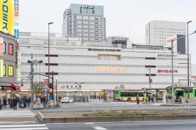a city with a building with people walking around it at Tokyo Skytree\u96fb\u8eca3\u5206 \u79cb\u8449\u539f\u307e\u30677\u5206 \u6d45\u8349\u6a4b\u307e\u30674\u5206 \u30ad\u30c3\u30c1\u30f3\u5b8c\u5099 \u9326\u7cf8\u753a\u99c5 \u5bdd\u5ba4\u4e8c\u3064 202\u90e8\u5c4b in Tokyo