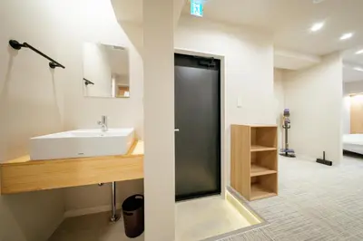 a bathroom with a sink and a mirror at Tokyo Skytree\u96fb\u8eca3\u5206 \u79cb\u8449\u539f\u307e\u30677\u5206 \u6d45\u8349\u6a4b\u307e\u30674\u5206 \u30ad\u30c3\u30c1\u30f3\u5b8c\u5099 \u9326\u7cf8\u753a\u99c5 \u5bdd\u5ba4\u4e8c\u3064 202\u90e8\u5c4b in Tokyo