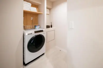 a white washer and dryer in a white kitchen at Tokyo Skytree\u96fb\u8eca3\u5206 \u79cb\u8449\u539f\u307e\u30677\u5206 \u6d45\u8349\u6a4b\u307e\u30674\u5206 \u30ad\u30c3\u30c1\u30f3\u5b8c\u5099 \u9326\u7cf8\u753a\u99c5 \u5bdd\u5ba4\u4e8c\u3064 202\u90e8\u5c4b in Tokyo