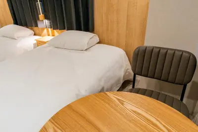 a room with two beds and a table and a chair at Tokyo Skytree\u96fb\u8eca3\u5206 \u79cb\u8449\u539f\u307e\u30677\u5206 \u6d45\u8349\u6a4b\u307e\u30674\u5206 \u30ad\u30c3\u30c1\u30f3\u5b8c\u5099 \u9326\u7cf8\u753a\u99c5 \u5bdd\u5ba4\u4e8c\u3064 202\u90e8\u5c4b in Tokyo