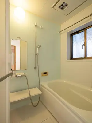 a white bathroom with a tub and a sink at Familia Omorikaigan in Tokyo