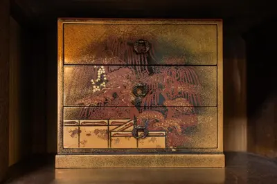 a picture of a painting in a gold frame at \u65e5\u672c\u306e\u751f\u6d3b\u3092\u4f53\u9a13\u3067\u304d\u308b\u53e4\u6c11\u5bb6 \u4e00\u68df\u8cb8\u5207\u6700\u59277\u540d jr\u4e0a\u4e2d\u91cc\u99c5 in Tokyo