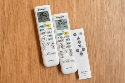 three remote controls sitting on top of a table at \u65e5\u672c\u306e\u751f\u6d3b\u3092\u4f53\u9a13\u3067\u304d\u308b\u53e4\u6c11\u5bb6 \u4e00\u68df\u8cb8\u5207\u6700\u59277\u540d jr\u4e0a\u4e2d\u91cc\u99c5 in Tokyo