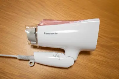 a white hair dryer and a hair brush on a table at \u65e5\u672c\u306e\u751f\u6d3b\u3092\u4f53\u9a13\u3067\u304d\u308b\u53e4\u6c11\u5bb6 \u4e00\u68df\u8cb8\u5207\u6700\u59277\u540d jr\u4e0a\u4e2d\u91cc\u99c5 in Tokyo