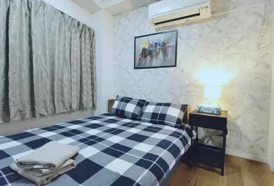 a bedroom with a blue and white checkered bed at #303WZNET\u6885\u5c4b\u6577\u99c52\u5206\u6a2a\u6d5c\u7fbd\u7530\u7a7a\u6e2f\u90fd\u5fc3\u4fbf\u5229\u5546\u5e97\u88571ldk\u5e83\u3044 in Tokyo