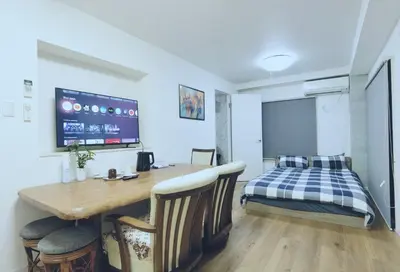 a bedroom with a desk and a bed in a room at #303WZNET\u6885\u5c4b\u6577\u99c52\u5206\u6a2a\u6d5c\u7fbd\u7530\u7a7a\u6e2f\u90fd\u5fc3\u4fbf\u5229\u5546\u5e97\u88571ldk\u5e83\u3044 in Tokyo