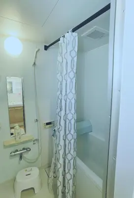 a bathroom with a shower curtain and a toilet at #303WZNET\u6885\u5c4b\u6577\u99c52\u5206\u6a2a\u6d5c\u7fbd\u7530\u7a7a\u6e2f\u90fd\u5fc3\u4fbf\u5229\u5546\u5e97\u88571ldk\u5e83\u3044 in Tokyo